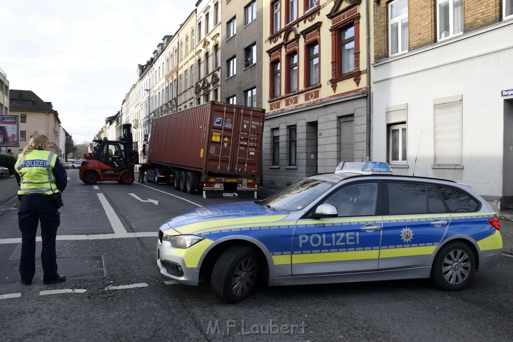 LKW gegen Bruecke wegen Rettungsgasse Koeln Muelheim P50.JPG - Miklos Laubert